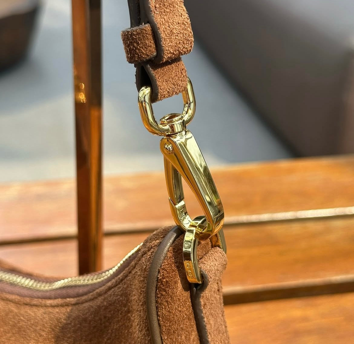 Bolsa Prada Re-Edition Mini Camurça