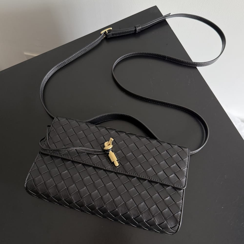 Bottega Veneta Andiamo Clutch 25