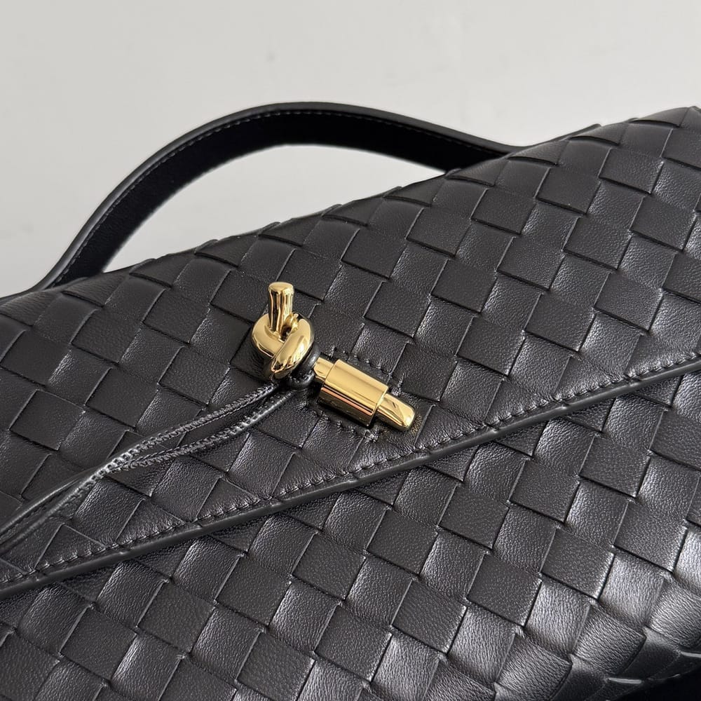 Bottega Veneta Andiamo Clutch 25