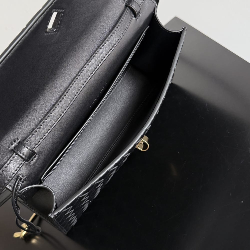 Bottega Veneta Andiamo Clutch 25