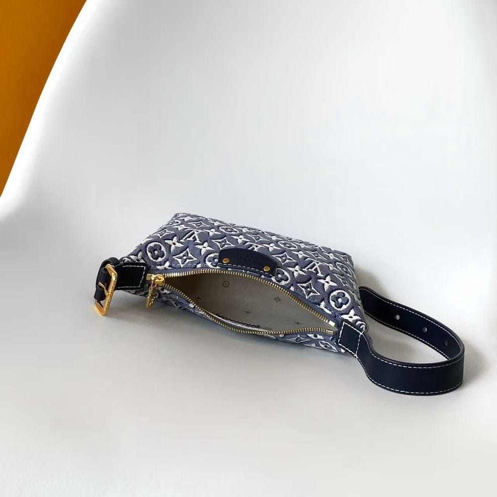 Louis Vuitton Pochette Hills