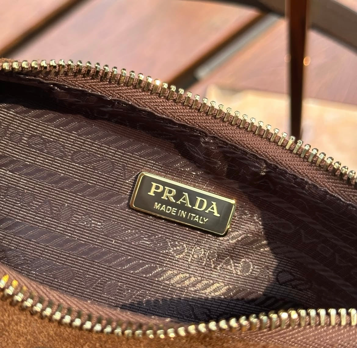 Bolsa Prada Re-Edition Mini Camurça