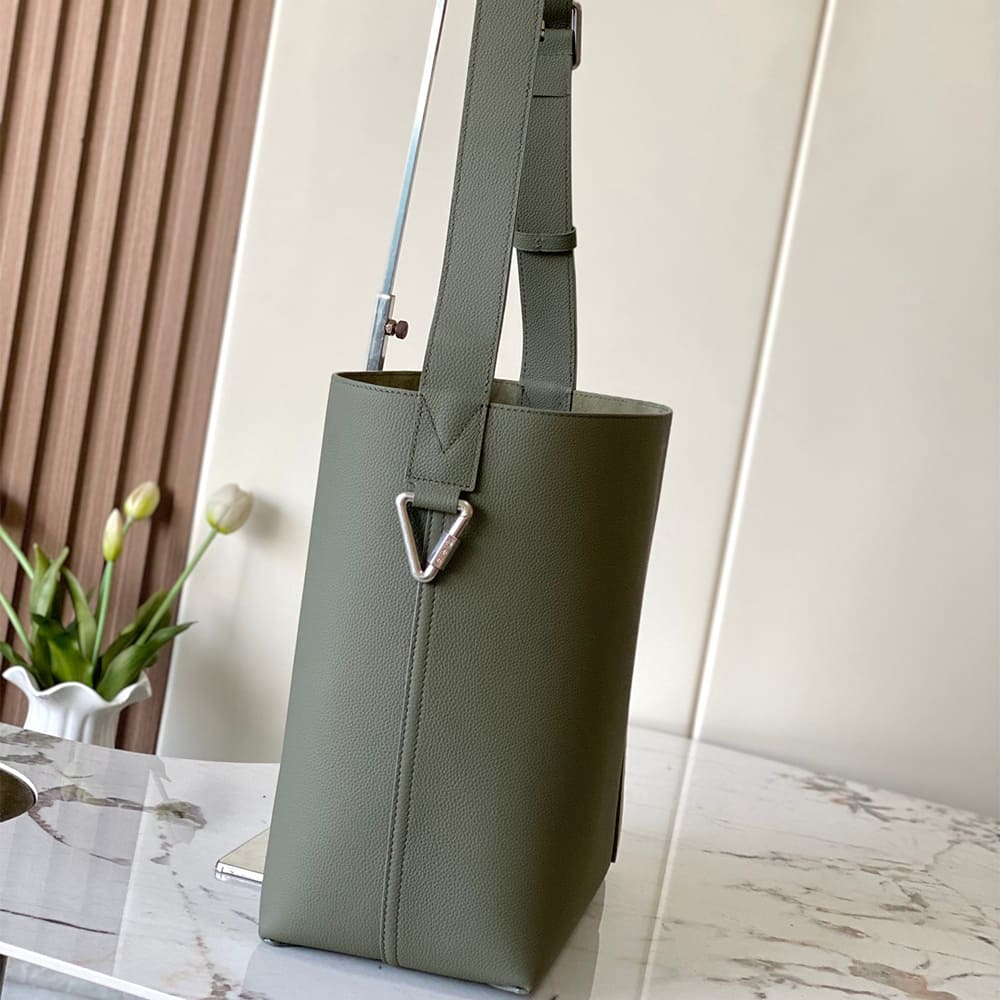Louis Vuitton Verso Hobo
