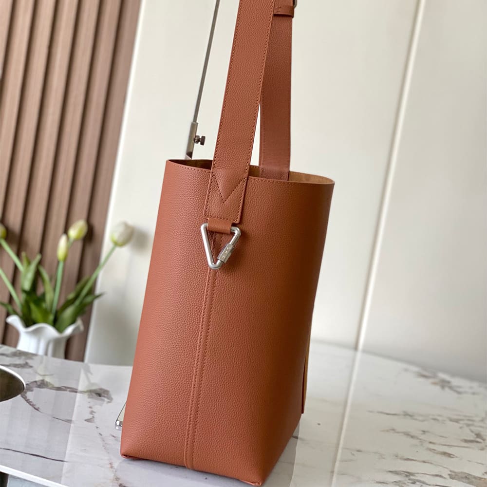 Louis Vuitton Verso Hobo