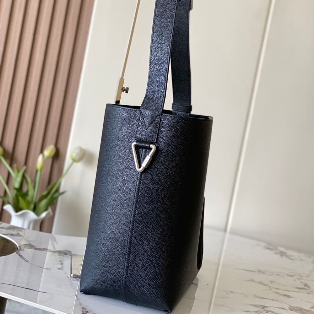 Louis Vuitton Verso Hobo