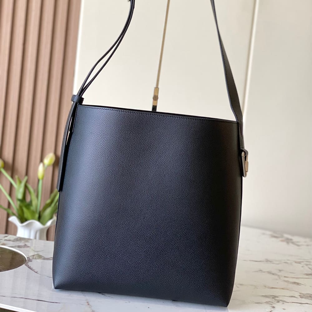 Louis Vuitton Verso Hobo