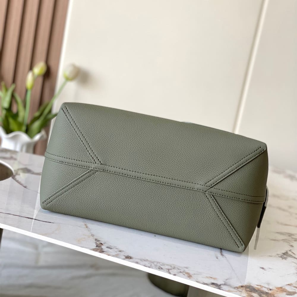 Louis Vuitton Verso Hobo