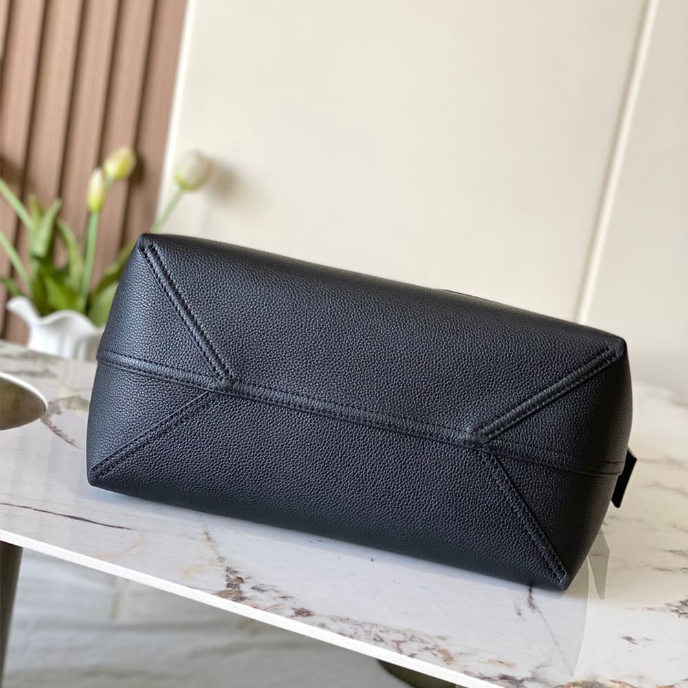 Louis Vuitton Verso Hobo