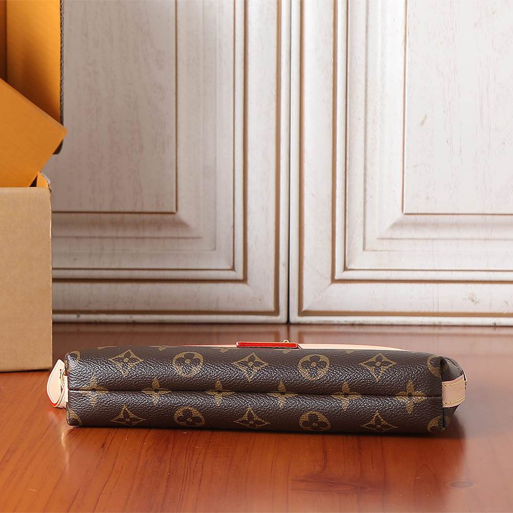 Louis Vuitton Tag Me Pouch