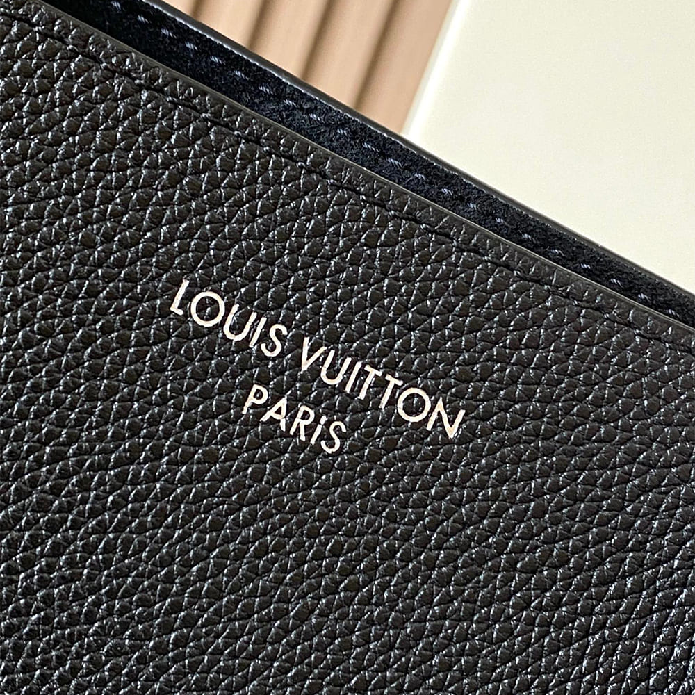 Louis Vuitton Verso Hobo