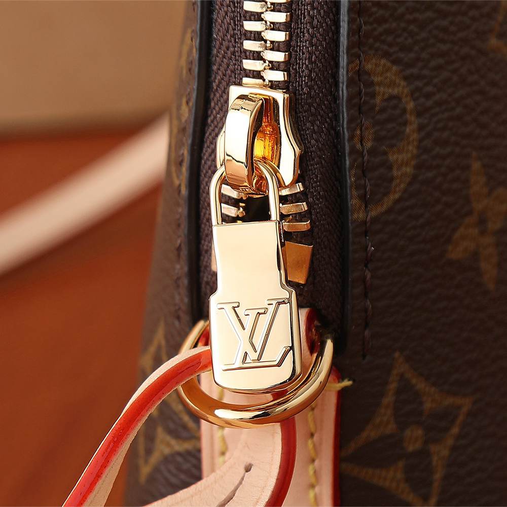 Louis Vuitton Tag Me Pouch
