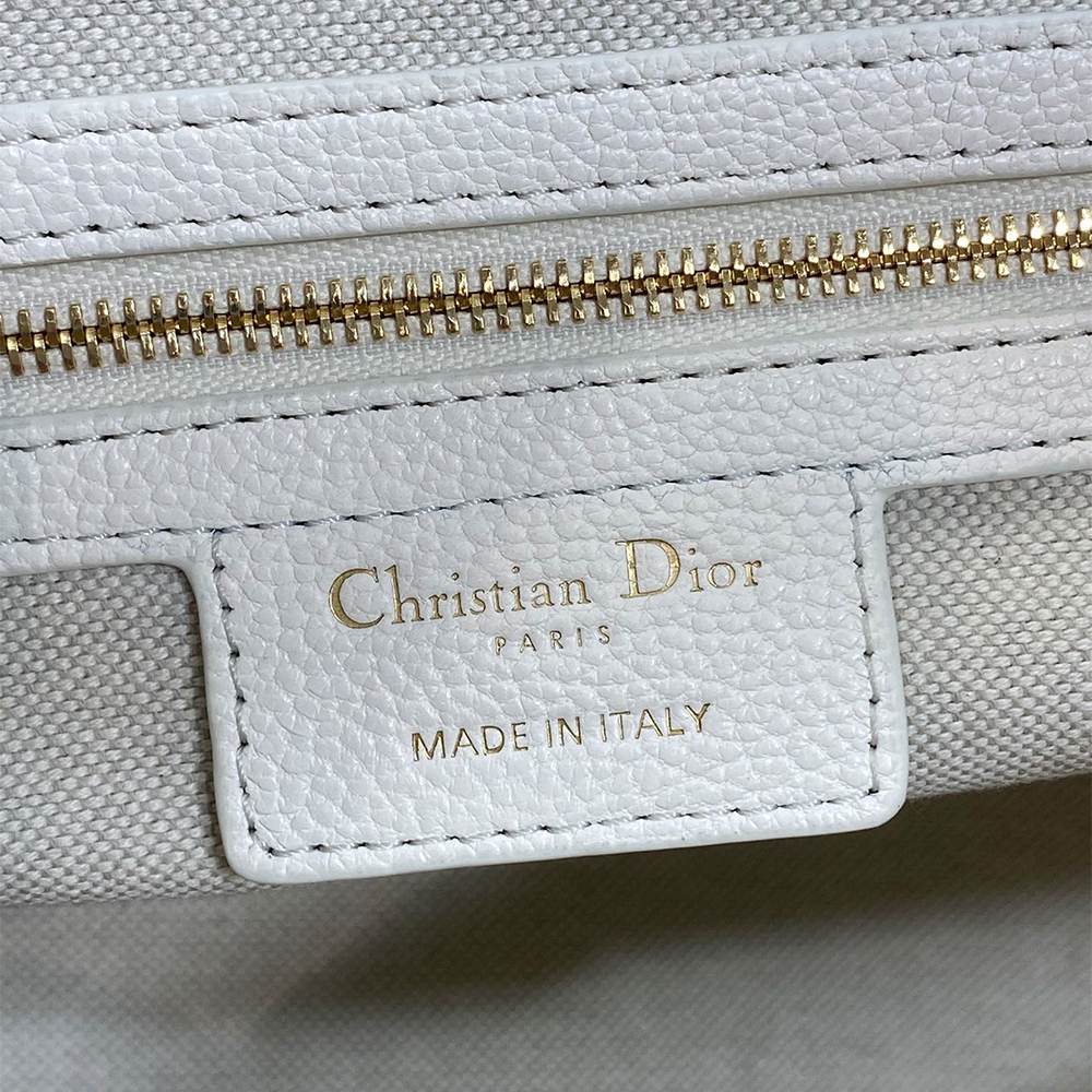 Dior Medium Dior Voyage Bag(high-end grade)