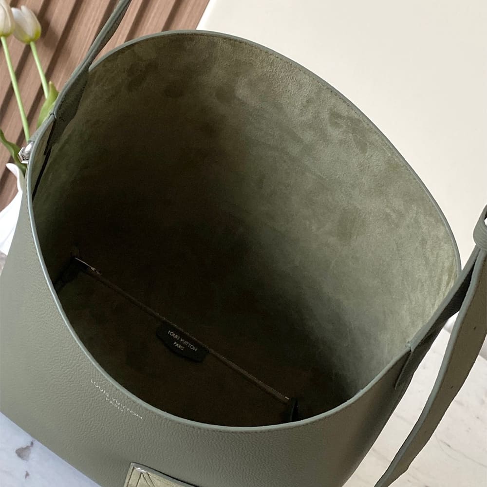 Louis Vuitton Verso Hobo