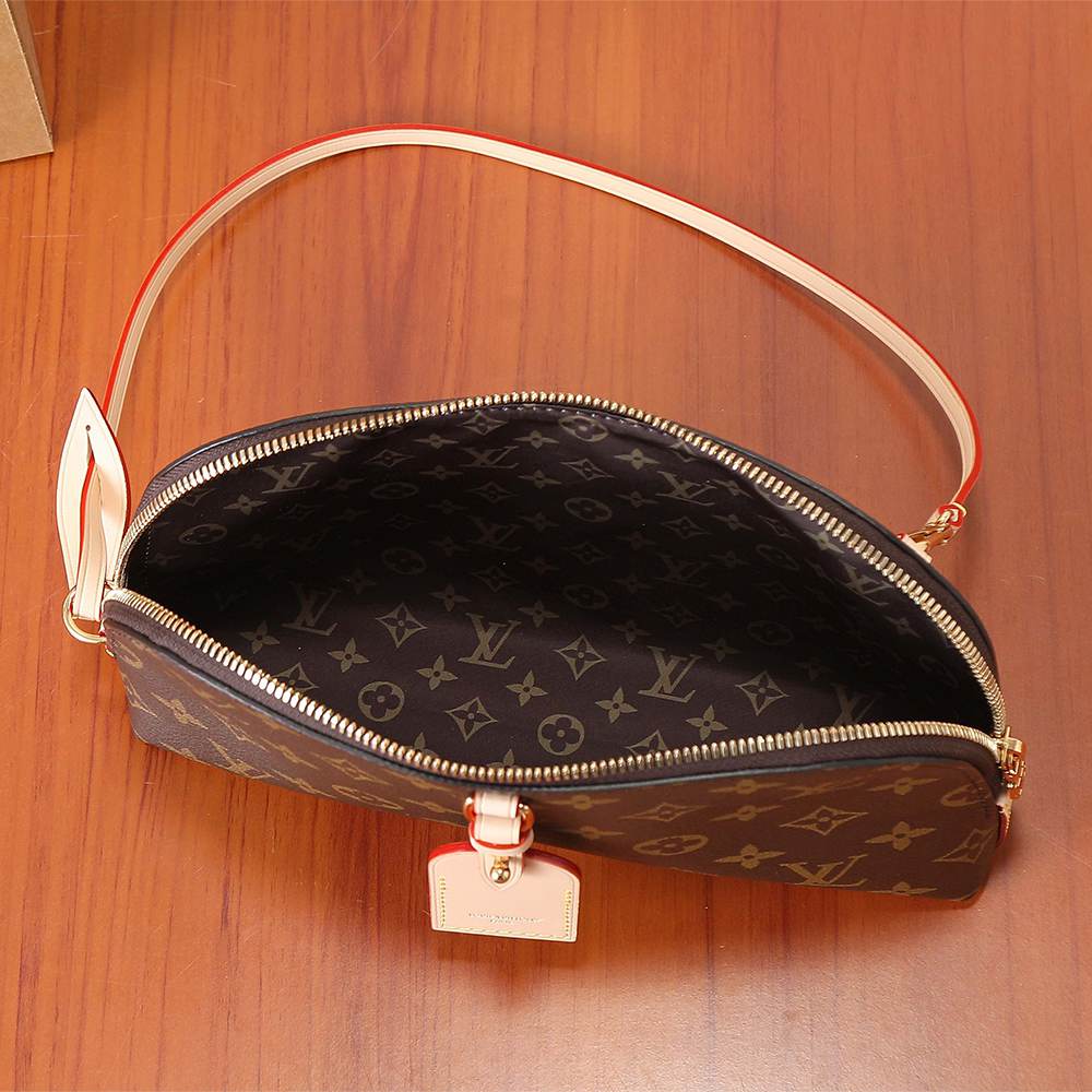 Louis Vuitton Tag Me Pouch